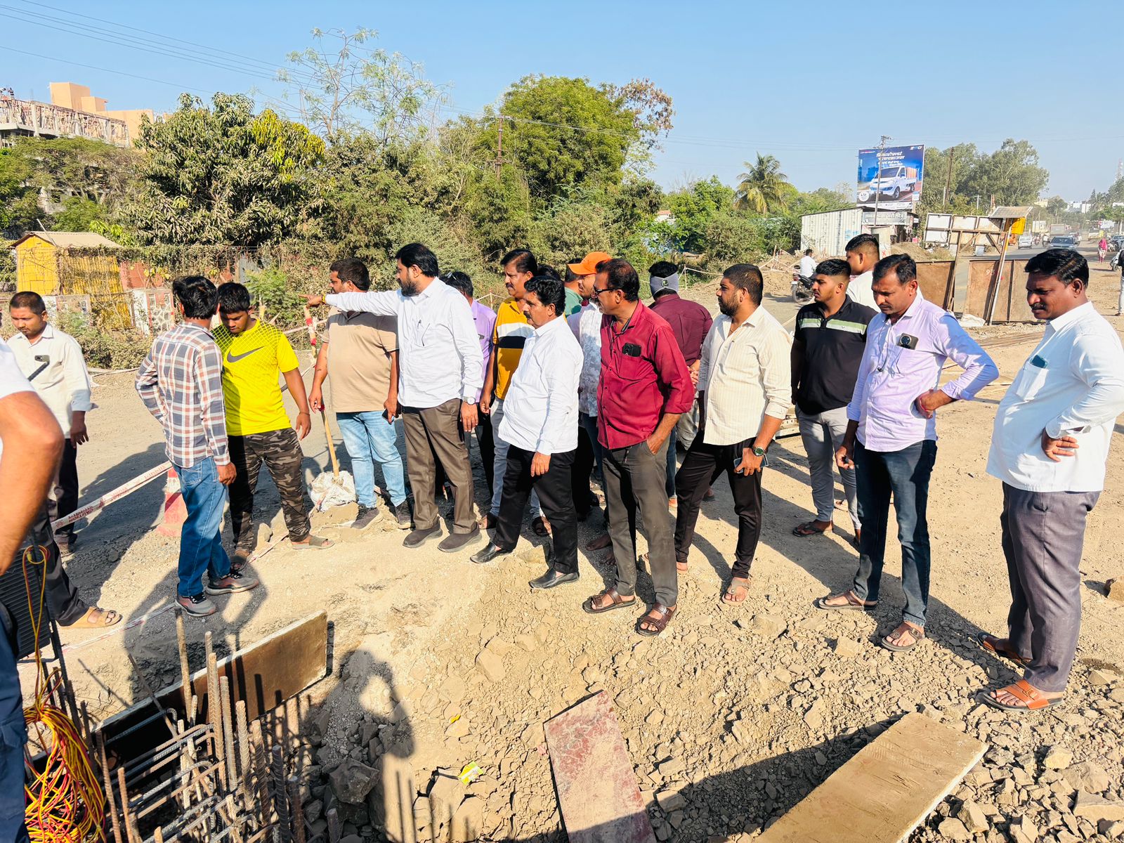 कोळकी फलटण येथील पुलाच्या दर्जेदार कामासाठी अभिजीत निंबाळकर यांची पाहणी