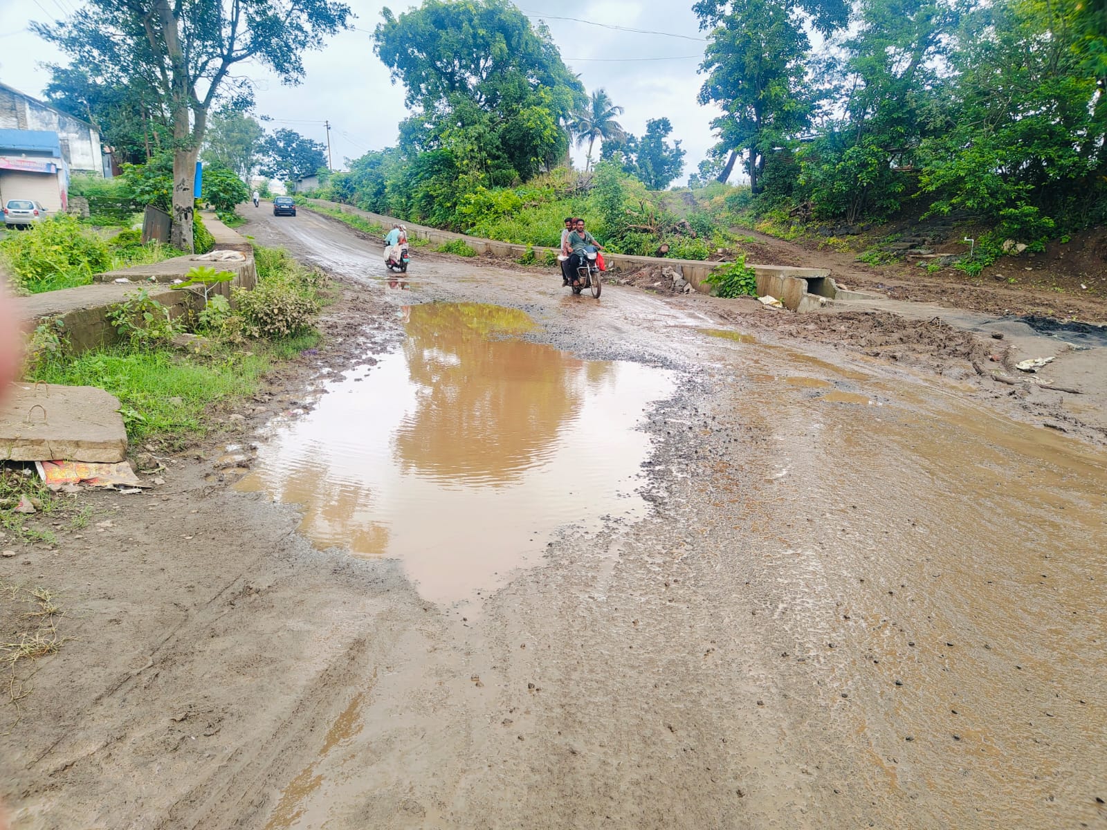 सात कोटींचे काम, वर्षभराची दिरंगाई! कुडाळमध्ये रस्ता-गटरचे अर्धवट काम