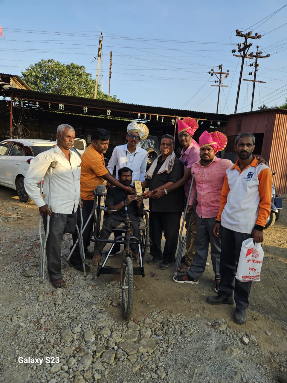 सातारा जिल्ह्याचे पोलीस अधीक्षक समीर शेख यांच्या वाढदिवसानिमित्त दिव्यांग बांधवांना दिले प्रेरणादायी पुरस्कार