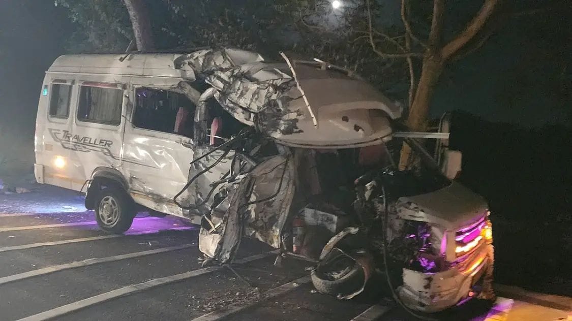 सातारा-लोणंद मार्गावर सालपे नजीक मिनी ट्रॅव्हल्स-ट्रकचा भीषण अपघात; ३ जण ठार तर ८ जण जखमी
