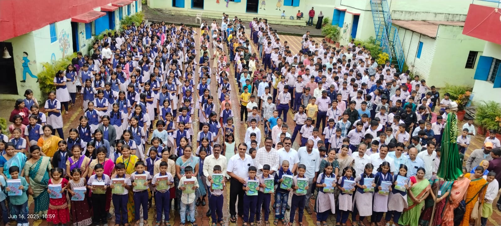 श्रीपतराव पाटील हायस्कूल व ज्युनिअर कॉलेजमध्ये ज्ञानाची गुढी उभारून व पाठ्यपुस्तकांचे वितरण करून प्रवेशोत्सव साजरा