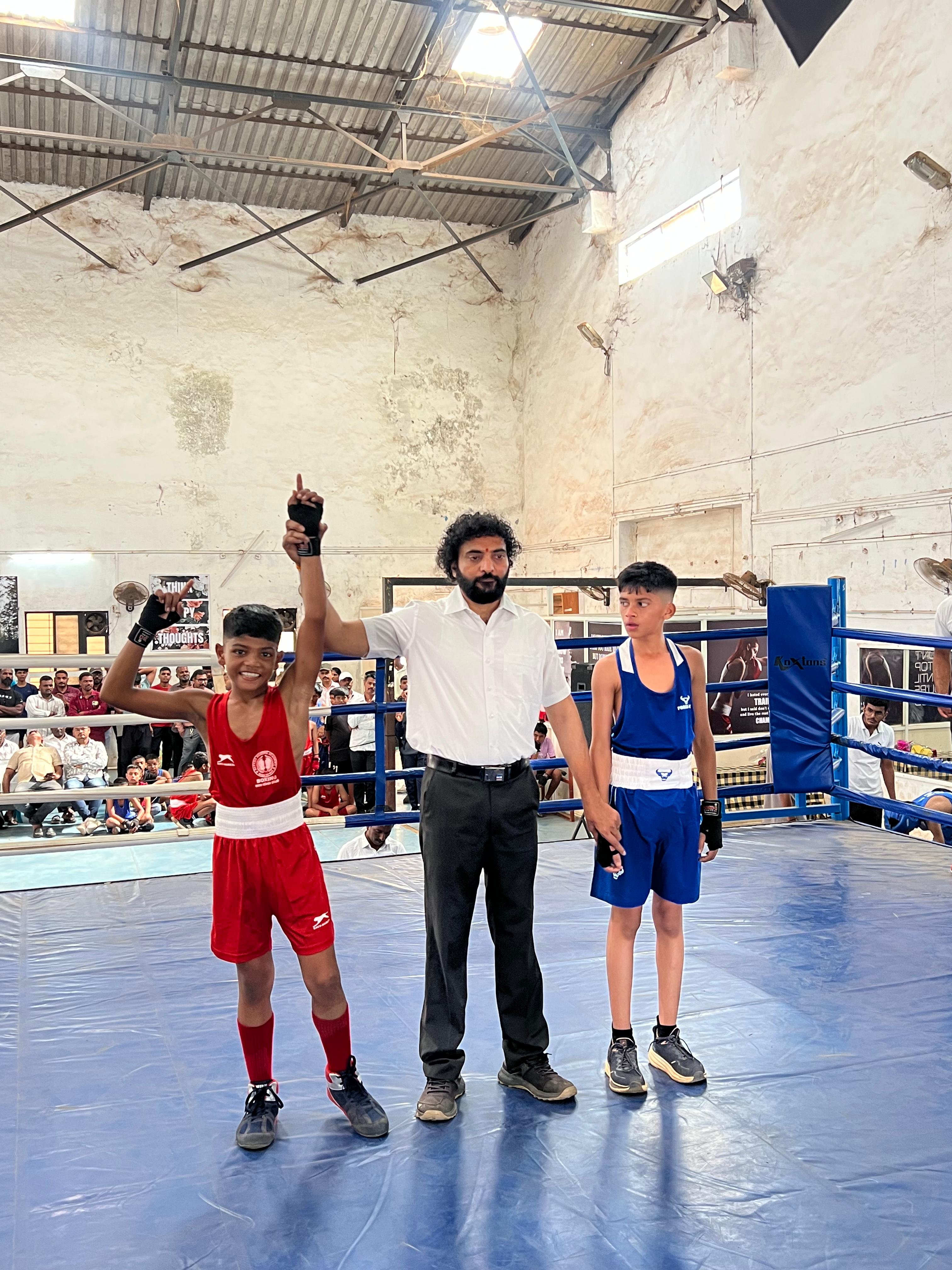 न्यू इंग्लिश मिडियम स्कूल, करंजे पेठ येथील शौर्य विजय पवार याची विभाग स्तर बॉक्सिंग स्पर्धेसाठी निवड 