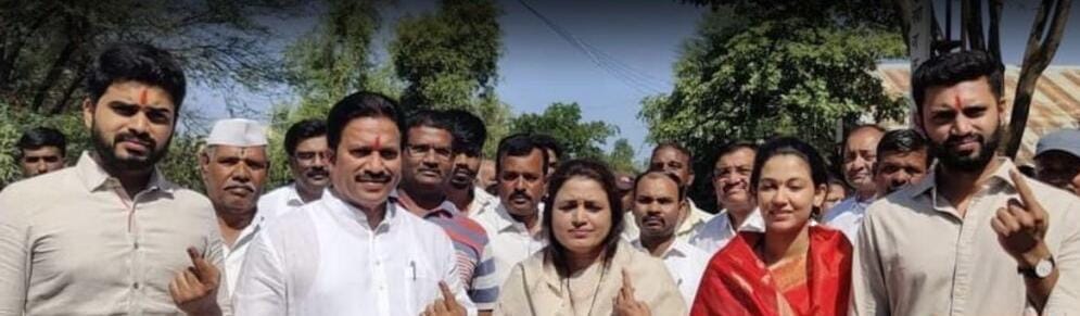 महाविकास आघाडीचे उमेदवार शशिकांत शिंदे यांनी लासुरने येथे केले सहकुटुंब मतदान