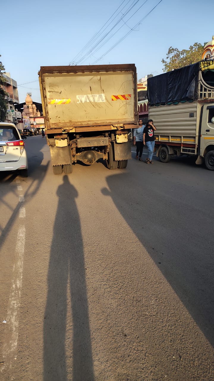 वाईत गौण खनिजाची राजरोस लुट.... नंबर नसणारे हायवा शहरातून फिरतात -महसुल प्रशासन संशयाच्या भोवऱ्यात 
